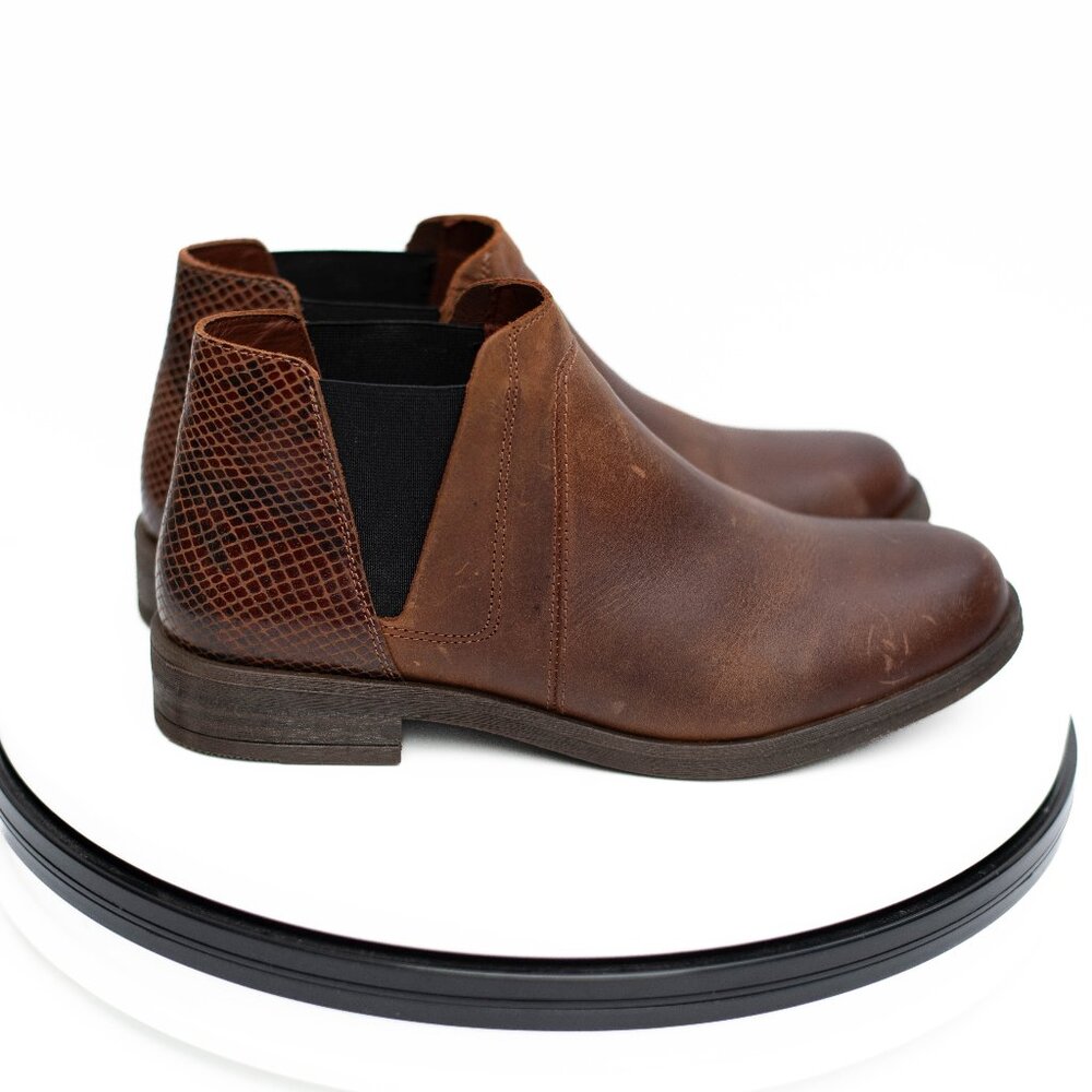 Clarks Demi 2 Beat Women’s Chelsea Ankle Boots 9 M Brown Oiled Leather Snakeskin